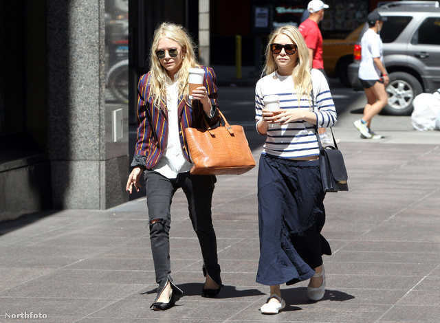  Mary Kate és Ashley Olsen csinosan sétálnak New Yorkban