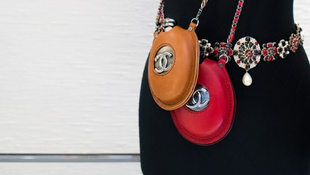 Laposüveg tartó a Chaneltől: menő vagy ciki?