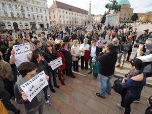 A nők elleni erőszak miatt tüntettek Pécsett