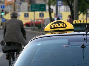 Videónk alapján bevonták a taxishiéna engedélyét
