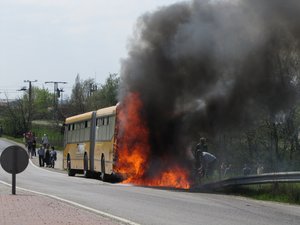 Lángolt egy csuklós busz az M0-snál