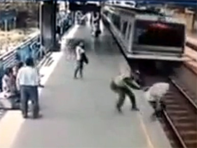 Így mentette meg a rendőr a metrós öngyilkosjelöltet
