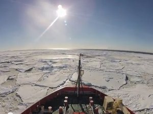 Így törik a jeget a sarkvidéken