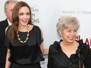 Pitt anyja beszélte rá Jolie-t a drága vizsgálatra