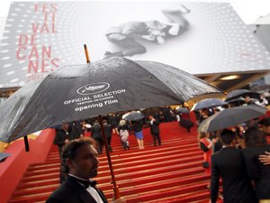 Szakadatlanul szakad Cannes-ban