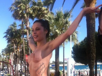 Meztelen pornós mutogatta magát Cannes főutcáján