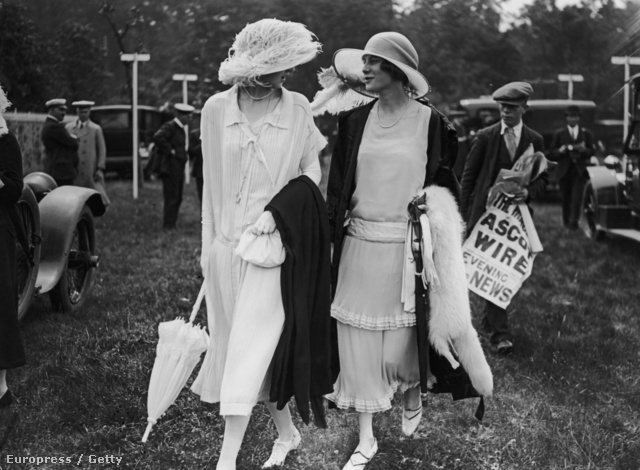 1924-ben szintén. A kor divatja remekül megfigyelhető a képeken.