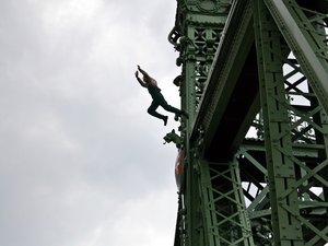Kiszökött a mentőből, leugrott a hídról