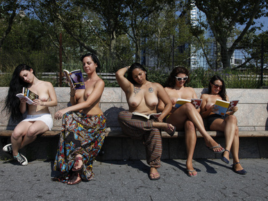 New Yorkot is bevették is topless olvasó nők