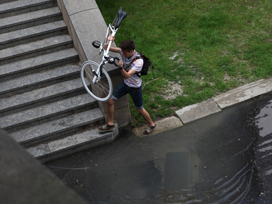 Így küzdenek meg a biciklisták az árvízzel