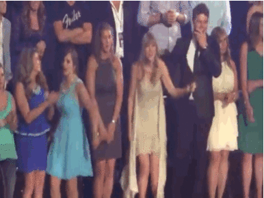 Felvették, ahogy Taylor Swift viccesen táncol