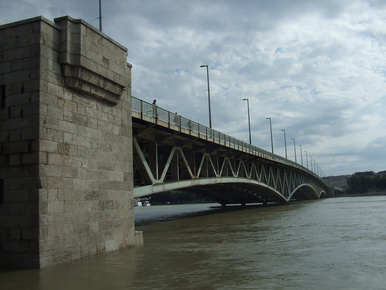 Így mossa a Duna a hidak hónalját