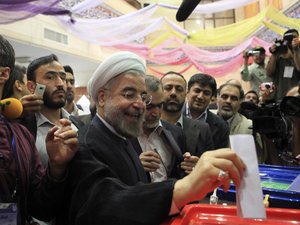 A reformisták turbános támogatottja Irán új elnöke