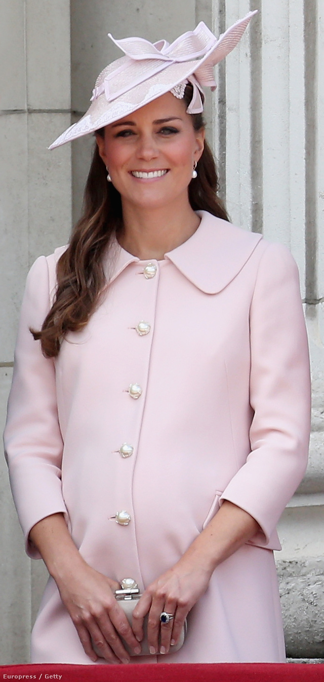 Katalin nagyon bájos ebben a halvány rózsaszín, gyöngy gombos Mcqueen kabátban és kalapban.