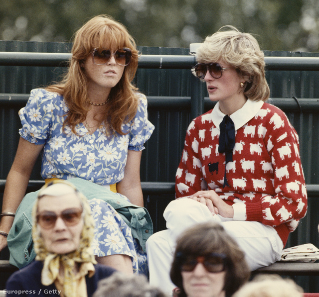 1983: igazi hipszterek. Diana kötött pulcsiban, Sarah Fergusonnal a Windsori- pólóklubban.