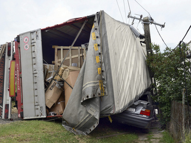 Elsodort egy autót és nekicsapódott egy háznak egy kamion Vas megyében