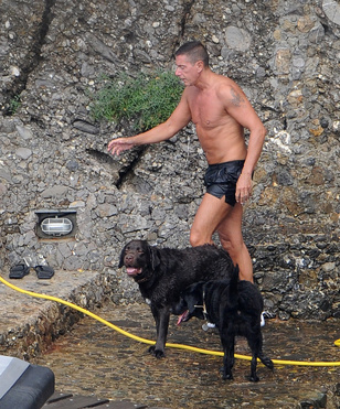 Stefano Gabbana kutyával strandolt