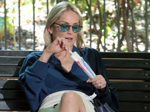 Sharon Stone képtelen melltartót hordani