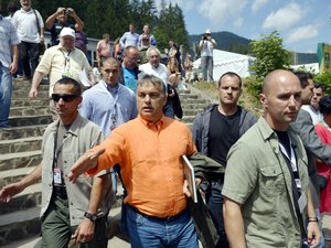 Orbánt paradicsommal dobálták Tusnádfürdőn
