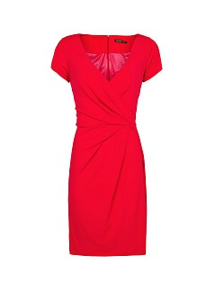 Mélyen dekoltált piros ruha a Mangóban 5995 forint.