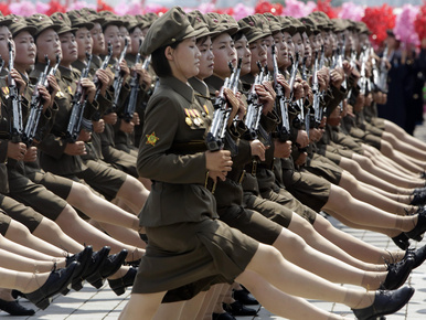 Nézegessen miniszoknyás észak-koreai katonanőket