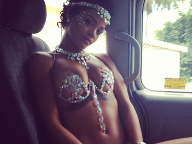 Rihanna ruha nélkül okoskodik
