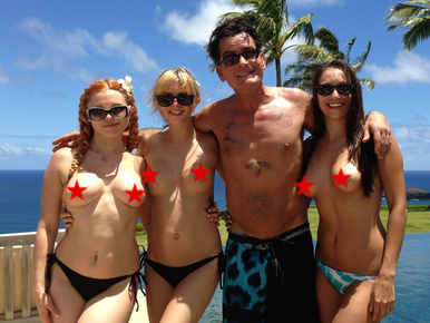 Charlie Sheen az új pornós háremével nyaralt