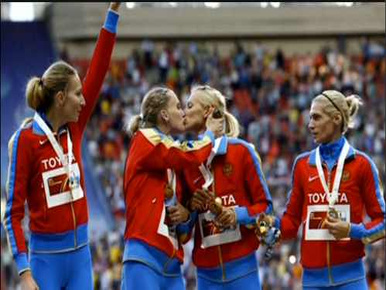Csókot váltottak az orosz futónők