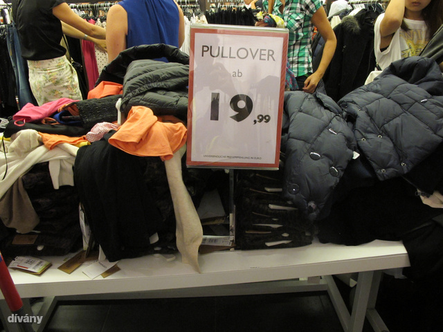 Ön mire lenne hajlandó egy 20 euróra (6000 forint) leárazott Mango pulóverért? Egy kis pogózás még belefér? 