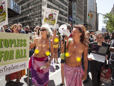 Félmeztelen nők gyűltek az utcára New Yorkban