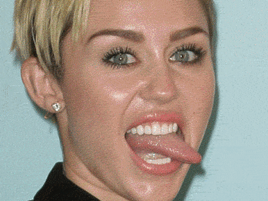 Miley Cyrus nyelve mindenütt