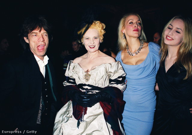 Mick Jagger, Vivienne Westwood, Jerry Hall és Elizabeth Jagger az 1998-as londoni divathéten. 