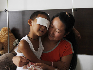 Nagynénje nyomhatta ki a hatéves kínai fiú szemét