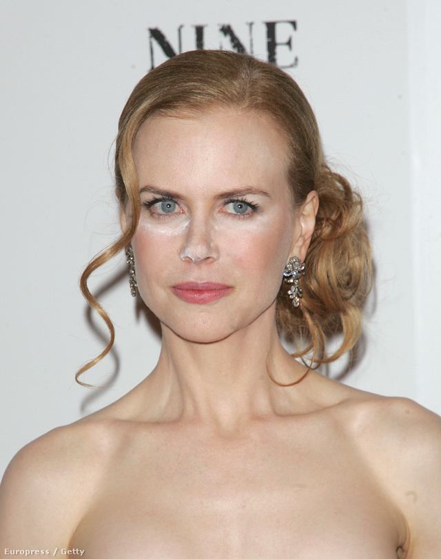 Nicole Kidman és a púder szerencsétlen esetére sokan emlékeznek, amikoris a színésznő vörösszőnyeges megjelenése azért hagyott némi kívánnivalót maga után. Pontosabban azt, hogy befejezzék, ugyanis szemei alatt és az orránál a transzparens púdert egyszerűen elfelejtették eldolgozni, ami persze a profi megvilágításnak hála mindenkinek szemet is szúrt. 
                        Hogy elkerülje ezt a bakit, olajos bőrre sose alkalmazza közvetlen a púdert, előtte mindenképp törölje át az arcát zsírtalanító kendővel, illetve használjon a bőrtípusának megfelelő kozmetikai szereket!
                        