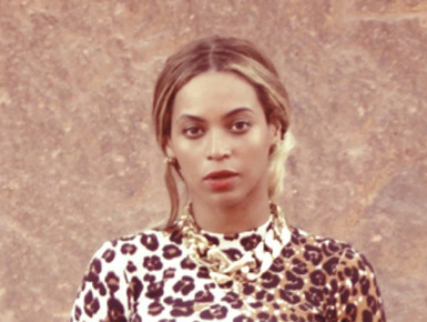 Beyoncé bambán áll egy sziklán