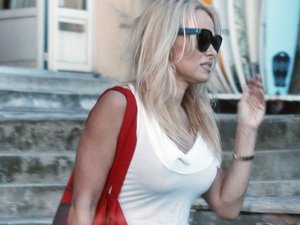 Pamela Anderson melltartó nélkül sétált