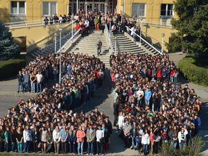 952 diák állt össze egy képpé Szegeden