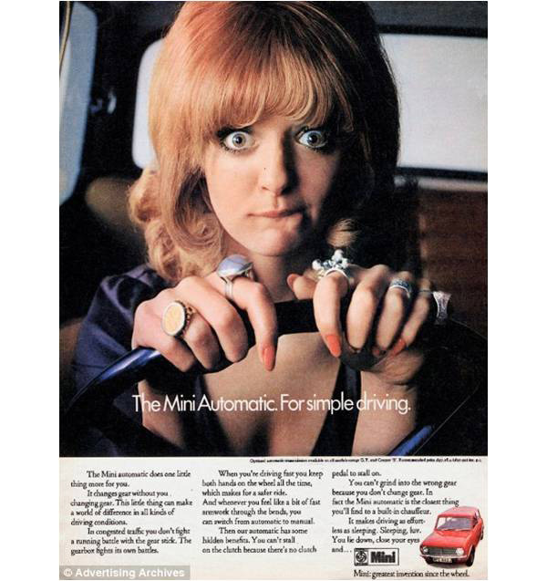 A brit Mini 1971-es hirdetésében tréfálkozott azon az elcsépelt sztereotípián, hogy a nők nem jó vezetők. 