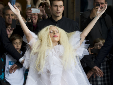 Lady Gaga mellbimbóval üdvözölte német rajongóit