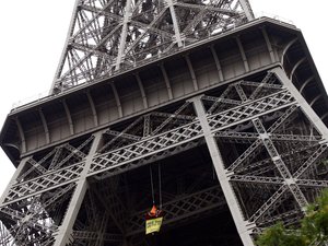 Sátrastul lógott az Eiffel-tornyon