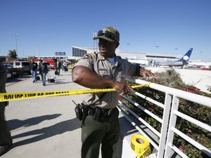 Lövöldözés a Los Angeles-i repülőtéren