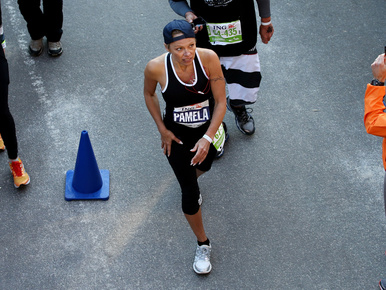 Pamela Anderson kicsinálta magát a New York-i maratonon
