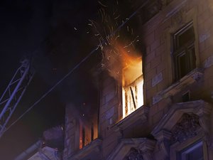 Tűz volt egy VII. kerületi lakásban, eszméletlen lakót mentettek