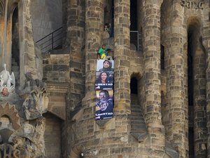 Kimásztak a Sagrada Família homlokzatára