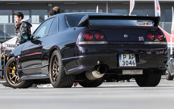 The beautiful Nissan Skyline GT-33 trying to blend in in the car park was spotted in a matter of seconds. There were at least ten people loitering around it at any given moment. No wonder, it’s a rare sight