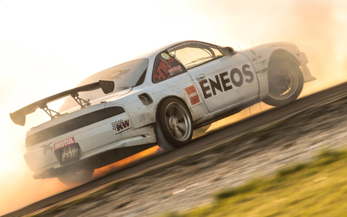 The white smoke of the tires turned yellow in the corny sunset, giving the impression that the S14 is on fire