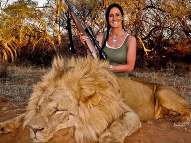Kitiltanák Dél-Afrikából a döglött állatokkal kérkedő vadásznőt