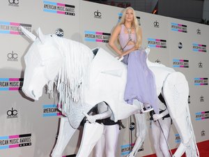 Lady Gaga férfiakon lovagolt be a vörös szőnyegre