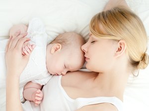 Együtt alszunk a babával. Probléma?