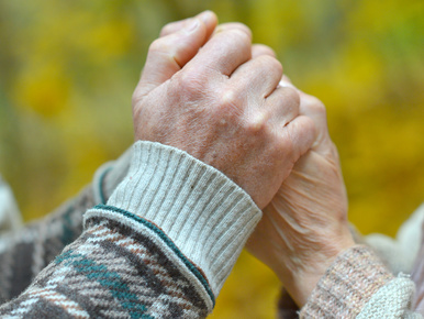 86 évesen, egymás kezét fogva lettek öngyilkosok